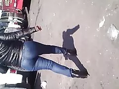 Madurita หน้าที่กำลังอยู่ระหว่ากางเกงยีนส์ ajustados