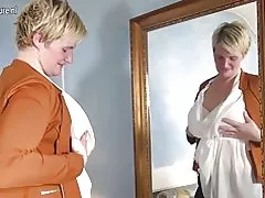 เหมือนดัตช์แม่บ้านเล่นกับของเล่นของเธอ