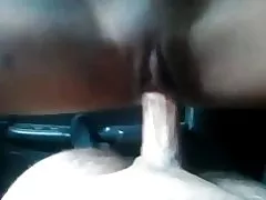 ผู้ใหญ่คนเอเชียขี่อยู่ในรถ